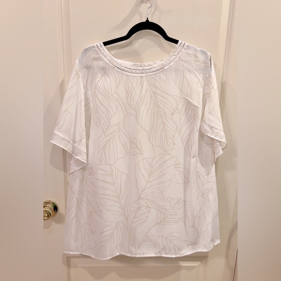 Liz Claiborne Tops - Liz Claiborne White with gold leaf top. Size 2X